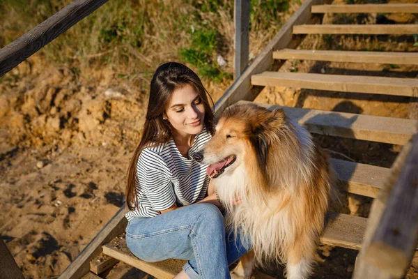 Een Jonge Vrouw Een Oudere Hond Wandelen Een Zomeravond Het — Stockfoto