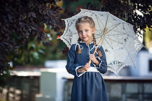 Γοητευτικό Κοριτσάκι Ρετρό Φόρεμα Που Περπατάει Στην Πόλη Μια Ηλιόλουστη — Φωτογραφία Αρχείου
