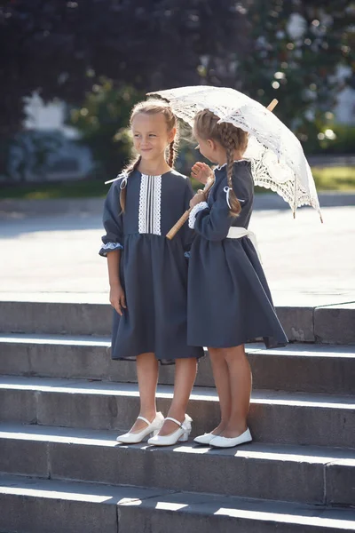 Charmantes Petites Filles Robe Rétro Marchant Ville Par Une Journée — Photo