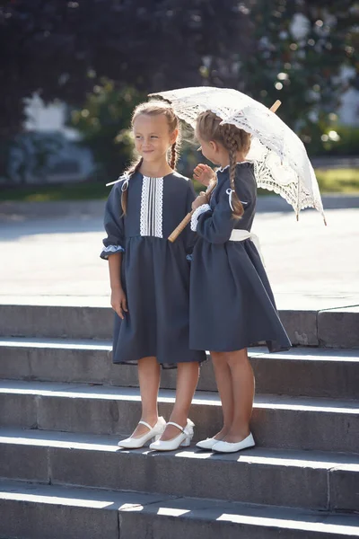 Encantadoras Niñas Vestido Retro Caminando Ciudad Día Soleado Verano Verdadero —  Fotos de Stock