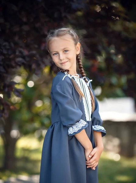 Menina Encantadora Vestido Retro Andando Cidade Dia Ensolarado Verão Menina — Fotografia de Stock