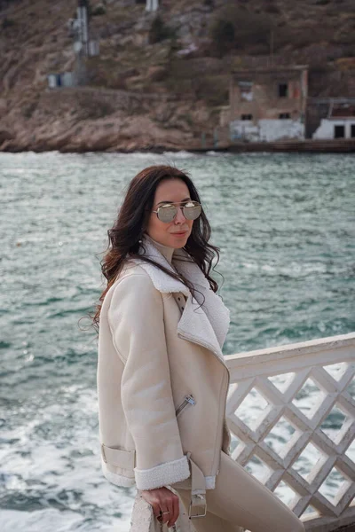 Una Mujer Caucásica Despreocupada Con Ropa Beige Disfrutando Vista Del — Foto de Stock