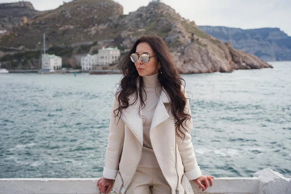 Una Mujer Caucásica Despreocupada Con Ropa Beige Disfrutando Vista Del — Foto de Stock