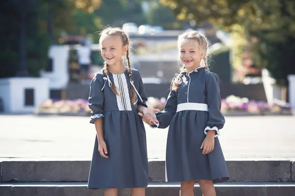 Ragazze Affascinanti Abito Retrò Piedi Città Una Giornata Estiva Soleggiata — Foto Stock