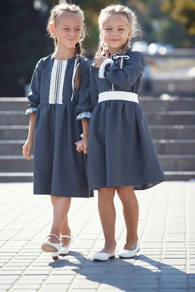 Meninas Encantadoras Vestido Retro Andando Cidade Dia Ensolarado Verão Raparigas — Fotografia de Stock