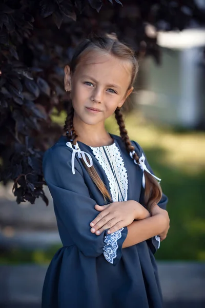 Encantadora Niña Con Vestido Retro Caminando Por Ciudad Día Soleado —  Fotos de Stock