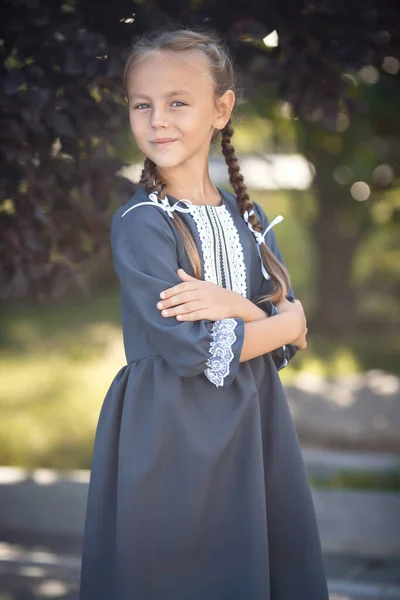 Encantadora Niña Con Vestido Retro Caminando Por Ciudad Día Soleado —  Fotos de Stock