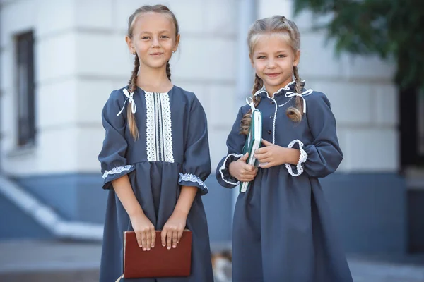 Γοητευτικά Κοριτσάκια Ρετρό Φόρεμα Που Περπατούν Στην Πόλη Μια Ηλιόλουστη — Φωτογραφία Αρχείου