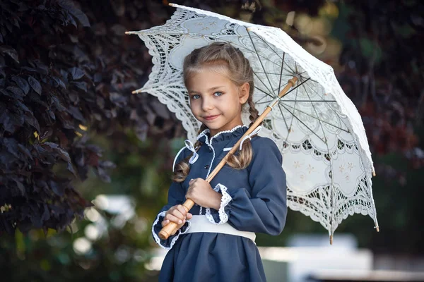 Menina Encantadora Vestido Retro Andando Cidade Dia Ensolarado Verão Menina — Fotografia de Stock