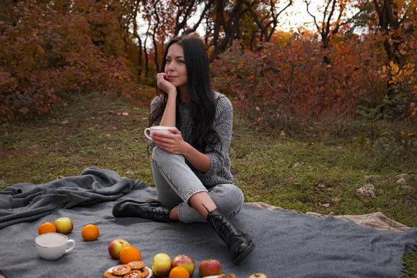温かい飲み物でカップを保持居心地の良いセーターの女性 屋外でのティータイム 秋の雰囲気 — ストック写真