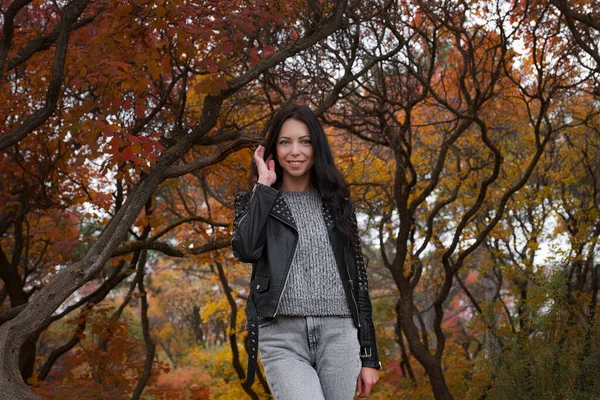 Осенью Молодая Белая Женщина Черной Кожаной Куртке Сером Свитере Джинсах — стоковое фото