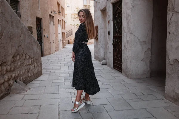 Donna Felice Viaggiatrice Vestita Nero Che Cammina Strade Una Vecchia — Foto Stock