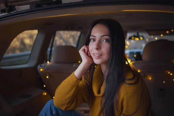 Jovem Morena Bonita Gosta Relaxar Porta Malas Seu Carro Uma — Fotografia de Stock