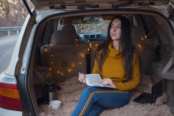 Jovem Morena Bonita Gosta Relaxar Porta Malas Seu Carro Uma — Fotografia de Stock