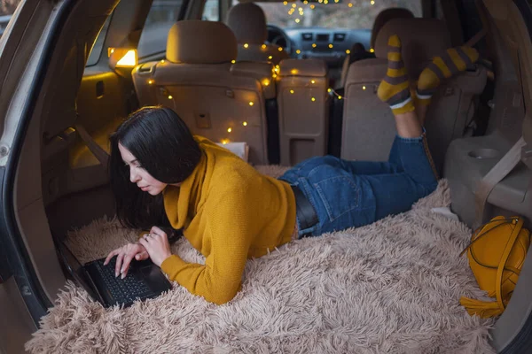 Jovem Morena Bonita Gosta Relaxar Porta Malas Seu Carro Uma — Fotografia de Stock