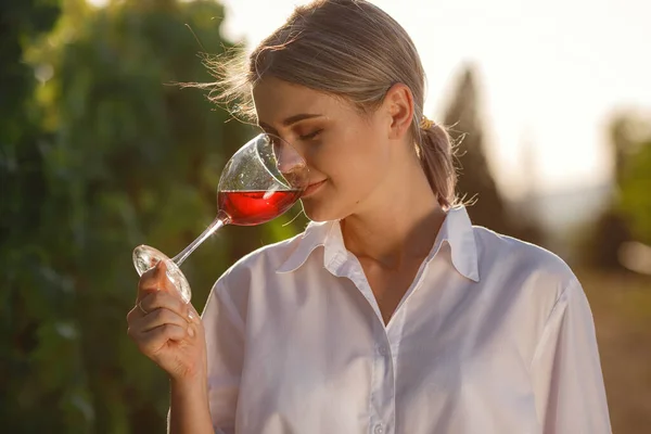 Mujer Viticultora Degustación Vino Tinto Una Copa Viñedo Fondo Viñedos —  Fotos de Stock