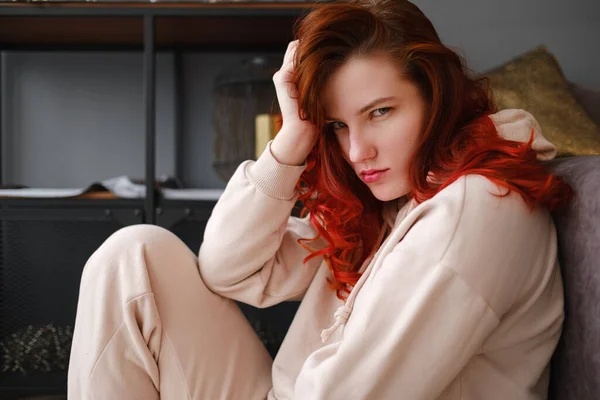 Genç Kızıl Saçlı Kadın Evde Boş Zaman Geçiriyor Sakin Sabahlar — Stok fotoğraf