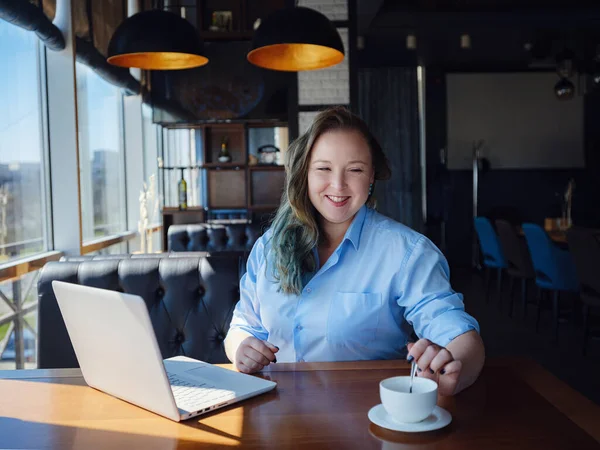 Concentrado Trabajo Mujer Joven Confianza Más Tamaño Ropa Informal Inteligente — Foto de Stock