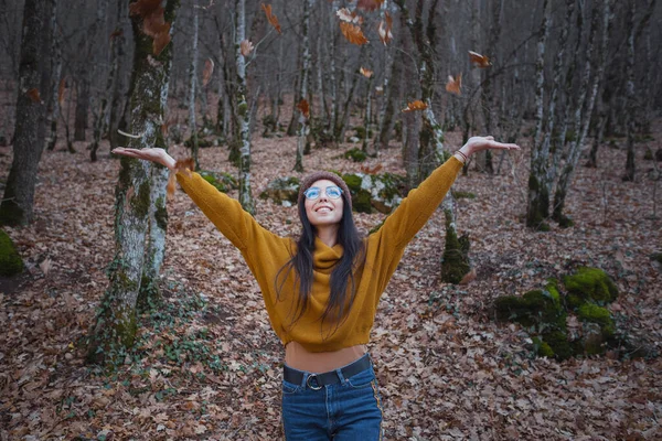 Позитивная Веселая Женщина Наслаждается Осенью Парке Лесу Носить Желтый Пуловер — стоковое фото