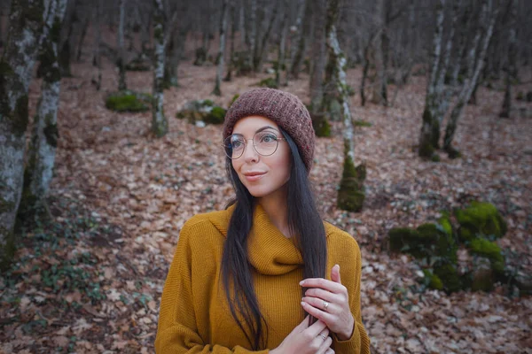 Позитивная Веселая Женщина Наслаждается Осенью Парке Лесу Носить Желтый Пуловер — стоковое фото