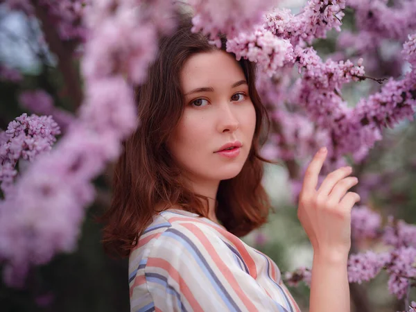 Vacker Ung Asiatisk Kvinna Njuter Blommande Blommor Våren Naken Blir — Stockfoto