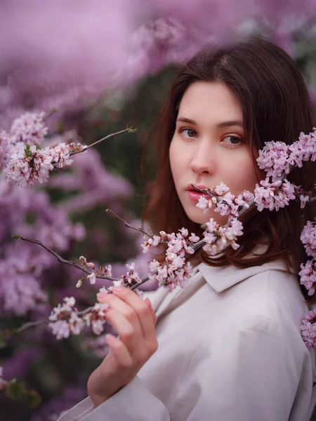 Mooie Jonge Aziatische Vrouw Genieten Van Bloei Van Bloemen Het — Stockfoto