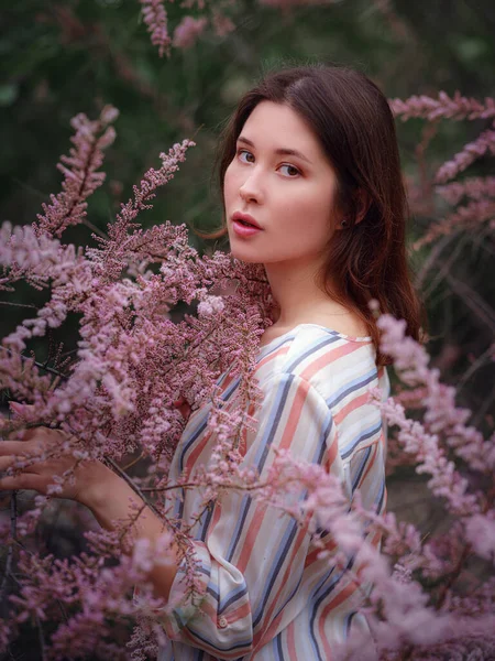 Schöne Junge Asiatische Frau Genießt Die Blütezeit Der Blumen Frühling — Stockfoto