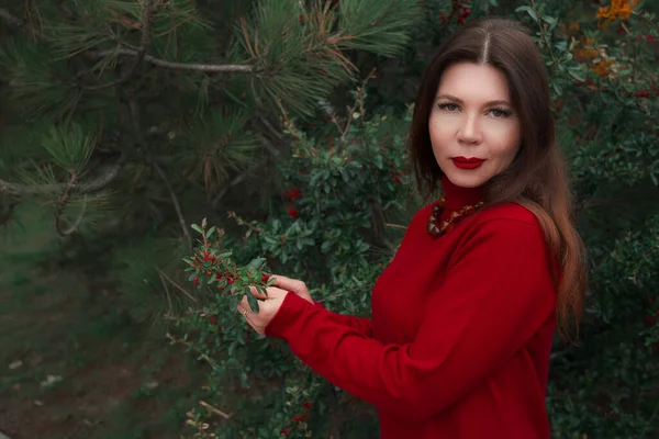 Porträt Einer Wunderschönen Frau Mittleren Alters Einem Herbstlichen Park Hallo — Stockfoto