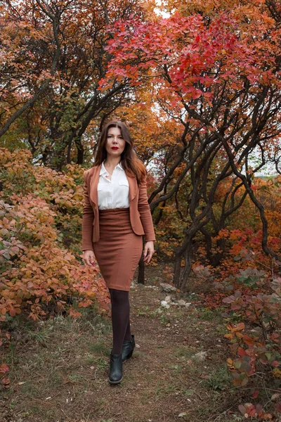 Porträt Einer Wunderschönen Frau Mittleren Alters Einem Herbstlichen Park Hallo — Stockfoto