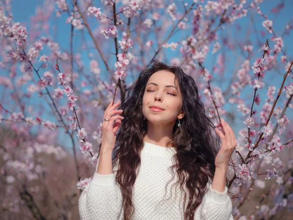 Seorang Wanita Muda Yang Cantik Dekat Pohon Bunga Sakura Yang — Stok Foto