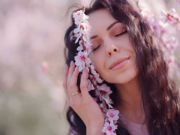 Vacker Ung Kvinna Nära Ett Blommande Vårkörsbärsträd Ett Otroligt Milt — Stockfoto