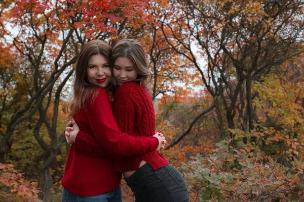 Gammal Mamma Kramar Med Sin Tonårsdotter Ute Naturen Höstdagen Höstmode — Stockfoto