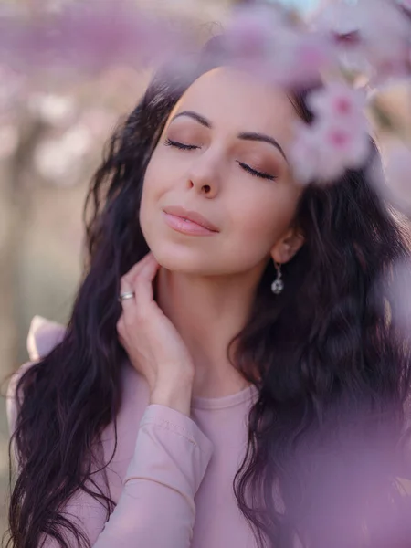 Vacker Ung Kvinna Nära Ett Blommande Vårkörsbärsträd Hyllning Till Våren — Stockfoto