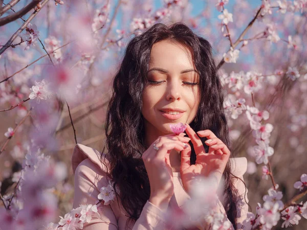 Vacker Ung Kvinna Nära Ett Blommande Vårkörsbärsträd Idén Och Konceptet — Stockfoto