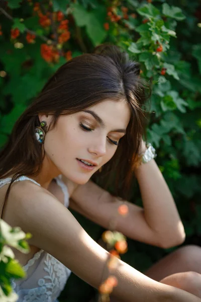 Schöne Junge Frau Die Draußen Der Sommerlichen Natur Gärtnert Taten — Stockfoto