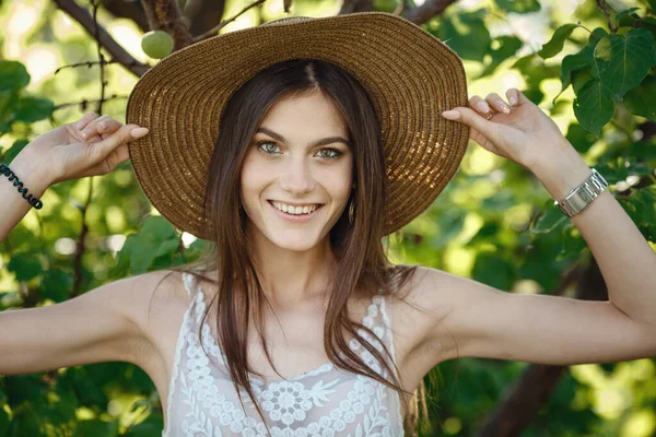 Schöne Junge Frau Die Draußen Der Sommerlichen Natur Gärtnert Taten — Stockfoto