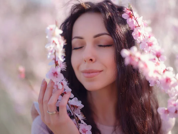 Une Belle Jeune Femme Près Cerisier Printemps Fleurs Portrait Lumière — Photo