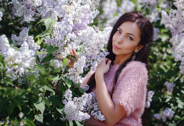 Une Belle Jeune Femme Marchant Dans Jardin Printanier Profitant Odeur — Photo