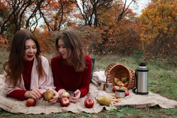 Gelukkig Volwassen Vrouw Drinken Thee Met Jonge Dochter Het Bos — Stockfoto