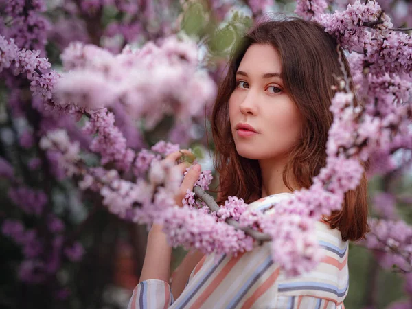 Bela Jovem Mulher Asiática Apreciando Florescimento Flores Primavera Faz Pazes — Fotografia de Stock