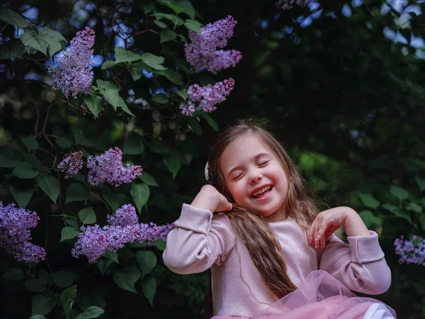 Una Bella Bambina Abito Rosa Elegante Passeggiando Giardino Lilla Idea — Foto Stock