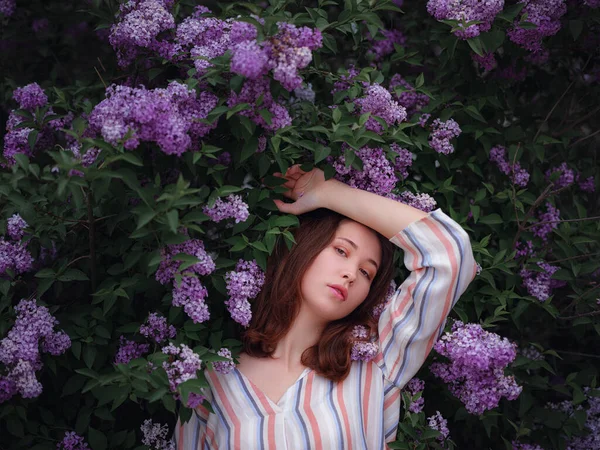 Vacker Ung Asiatisk Kvinna Njuter Blomningen Blommor Syren Våren Naken — Stockfoto