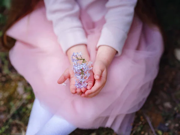 Красивая Маленькая Девочка Розовом Стильном Платье Гуляющая Сиреневом Саду Крупный — стоковое фото