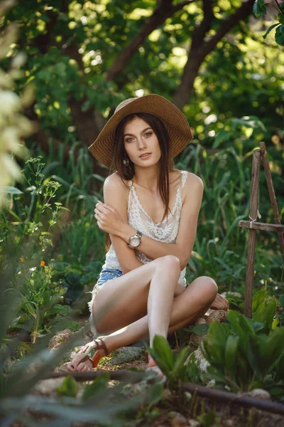 Hermosa Joven Jardinería Fuera Naturaleza Verano Escrituras Concepto Una Letrina — Foto de Stock