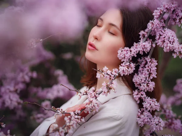 Bela Jovem Mulher Asiática Apreciando Florescimento Flores Primavera Faz Pazes — Fotografia de Stock