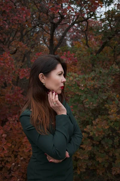 Portret Pięknej Kobiety Średnim Wieku Jesiennym Parku Witam Listopad Stylowa — Zdjęcie stockowe
