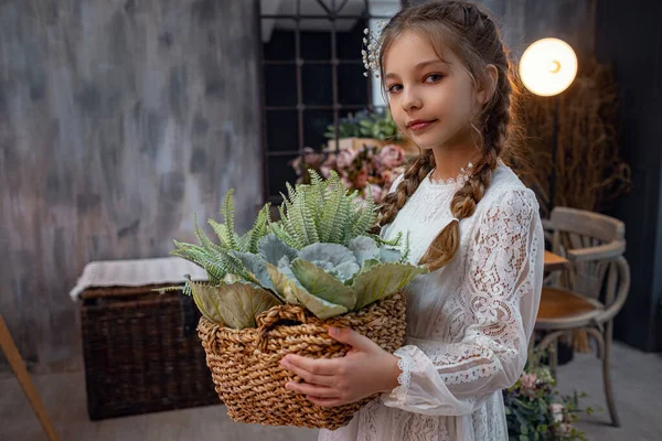 Een Schattig Klein Meisje Een Mooie Jurk Thuis Prinses Met — Stockfoto