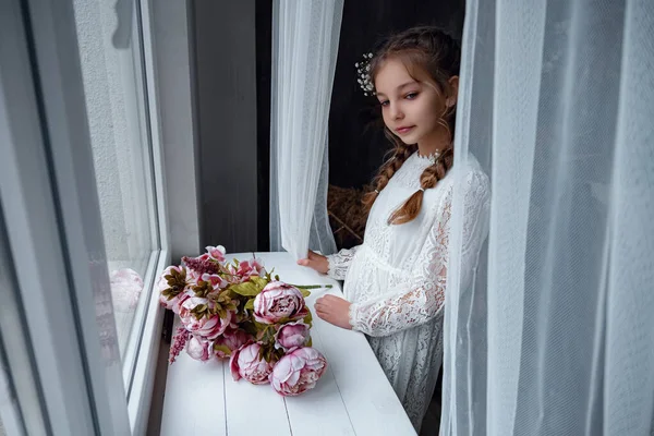 Uma Menina Bonita Vestido Bonito Casa Princesa Com Cabelos Longos — Fotografia de Stock