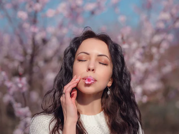 Vacker Ung Kvinna Nära Ett Blommande Vårkörsbärsträd Idén Och Konceptet — Stockfoto