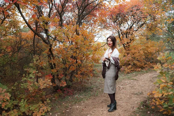 Портрет Великолепной Женщины Средних Лет Осеннем Парке Здравствуйте Ноябрь Случайный — стоковое фото